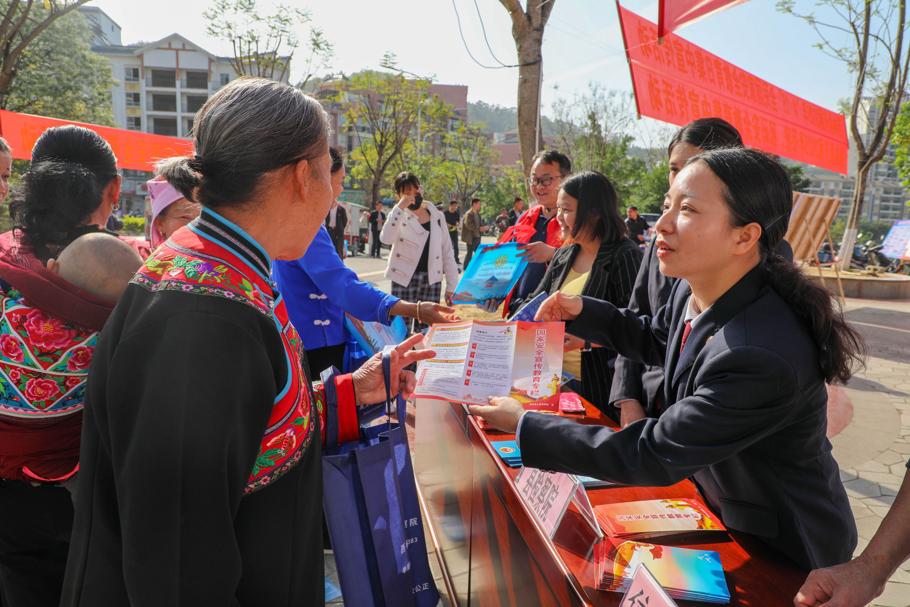 全民共筑防线“检”守国家安全 ——西林县人民检察院开展“4▪15”全民国家安全教育日宣传系列活动